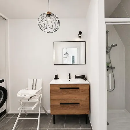 Parenthese En Bord De Apartment