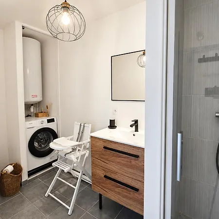 Parenthese En Bord De Apartment *